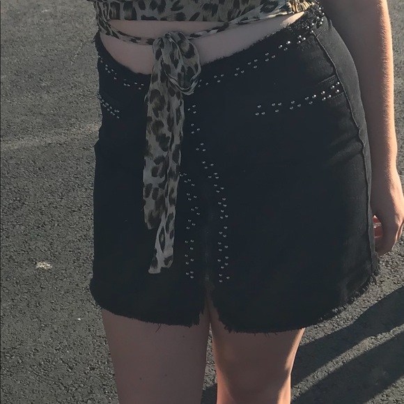 AQUA Leopard Crop Tie Blouse - Picture 10 of 10